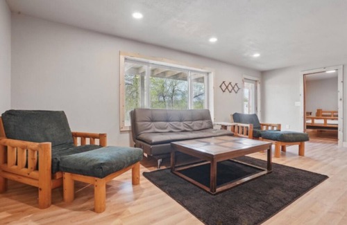 Sturgis Cabina | 2-bedroom, 1 bathroom log cabin Bottom floor offers the perfect retreat close to downtown Sturgis. With breathtaking views and a peaceful wooded setting, this cozy home-away-from-home. Comfortably accommodating up to 6 guests.