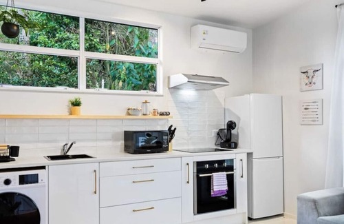 Titirangi Casa | 2 bedroom | 1 bathroom | Tranquil Bush setting