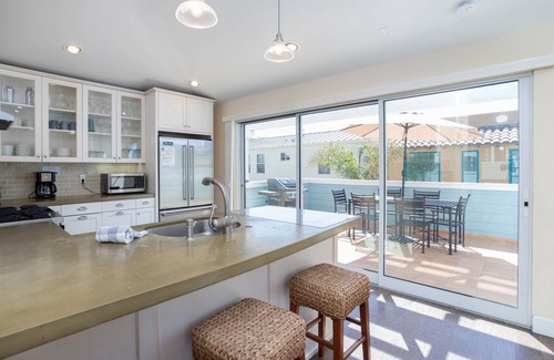 Avila Beach Casa | 2 dormitorios / 2 baños Boutique Townhouse ofrece famoso Pier Ávila Vistas desde la azotea Cocina de Verano Patio