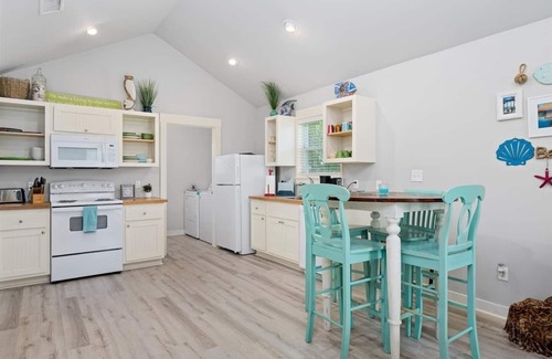 Rockport Cabaña | 2 bedroom 2 bath cottage sleeps 6! Community Pool