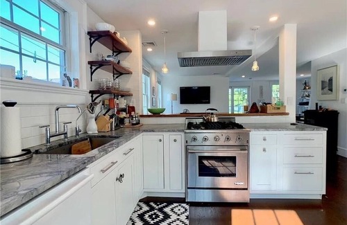 Yachting Village Apartamento | 2 Bedroom/2 Bath In the Heart of Newport- Deck + Back Yard + Off-Street Parking!
