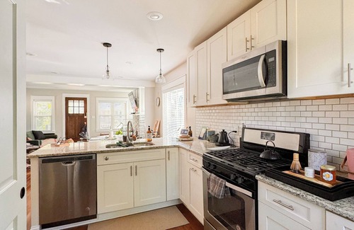 Royal Oak Casa | 2-bedroom 2 bath Oasis in Royal Oak with Office, Gym, WiFi