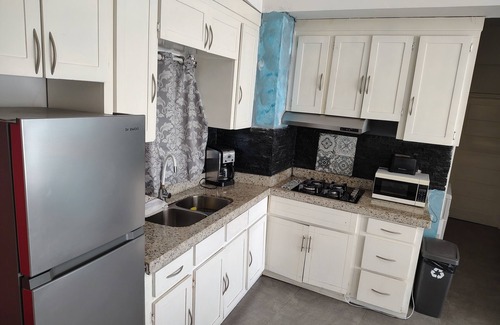 Costa de Oro Apartamento | Condo Frente al Mar de 2 Recámaras y 2 Baños con Balcón, Estacionamiento Seguro