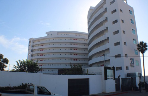 Costa de Oro Apartamento | Condo Frente al Mar de 2 Recámaras y 2 Baños con Balcón, Estacionamiento Seguro