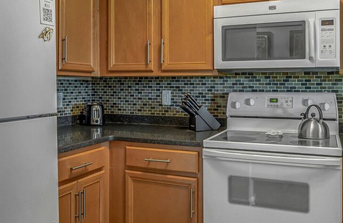 North Capitol Condominio | 2 Bedroom, 2 Bath Riverfront View★WALK to Downtown