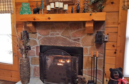 Sevierville Cabina | 2 Bedroom/2 Bath, Swimming Pool, Hot Tub, WiFi, Loft with Game Room
