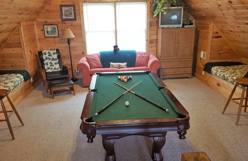 Sevierville Cabina | 2 Bedroom/2 Bath, Swimming Pool, Hot Tub, WiFi, Loft with Game Room