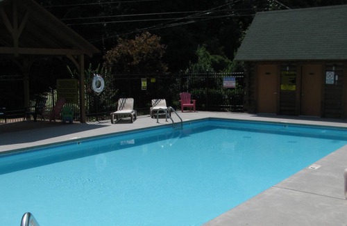 Sevierville Cabina | 2 Bedroom/2 Bath, Swimming Pool, Hot Tub, WiFi, Loft with Game Room