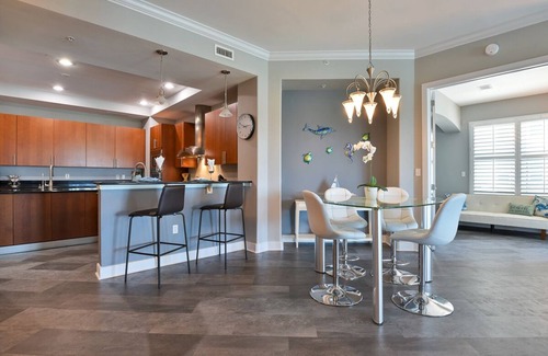 Daytona Beach Condominio | 2 Bedroom 2 Bath Luxury condo on the beach with Oversized Patio & Outdoor Grill.