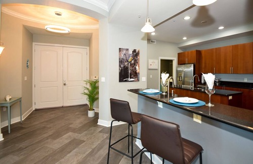 Daytona Beach Condominio | 2 Bedroom 2 Bath Luxury condo on the beach with Oversized Patio & Outdoor Grill.