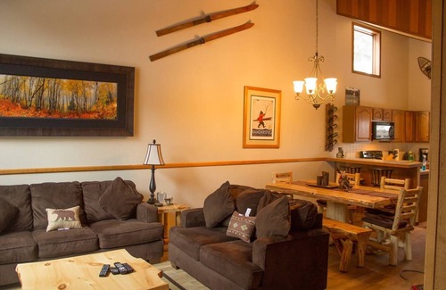 Mammoth Lakes Condominio | 2 habitaciones, 2 baños, unidad final, condominio que admite mascotas en el