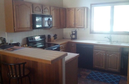 Mammoth Lakes Condominio | 2 habitaciones, 2 baños, unidad final, condominio que admite mascotas en el