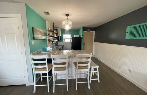 Port Aransas Condominio | 2 bedroom 2 bathroom condo at Sea Isle Village with beach access and gulf view.