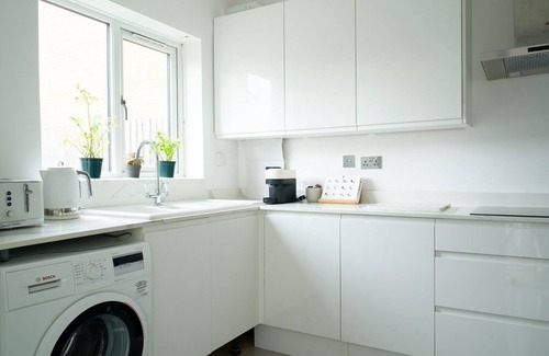 Duckett's Green Casa | 2 bedroom / 2 bathroom house close to public transport