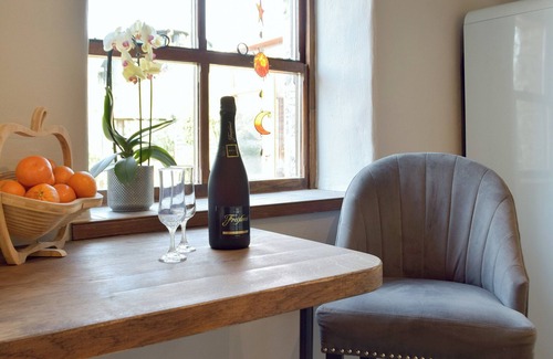 Carmarthen Cabaña | 2 bedroom accommodation in Bronwydd Arms