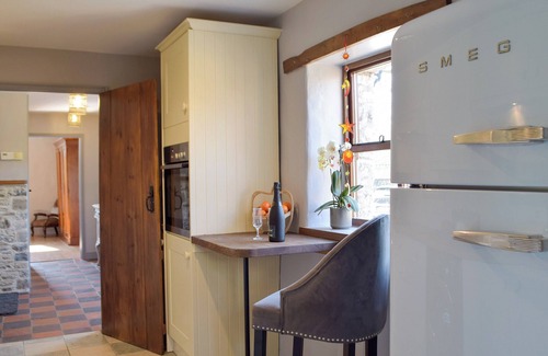 Carmarthen Cabaña | 2 bedroom accommodation in Bronwydd Arms