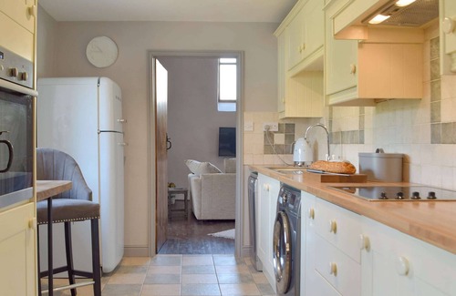 Carmarthen Cabaña | 2 bedroom accommodation in Bronwydd Arms