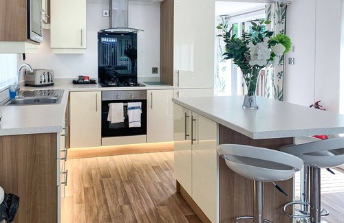 Little Weighton Cabina | 2 bedroom accommodation in Little Weighton, Nr Beverley