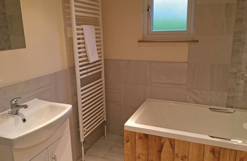 Little Weighton Cabina | 2 bedroom accommodation in Little Weighton, Nr Beverley