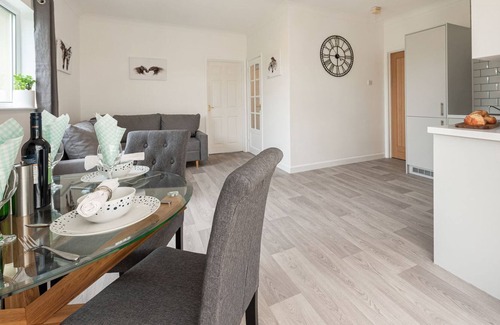 Llangynin Cabaña | 2 bedroom accommodation in Llangynin