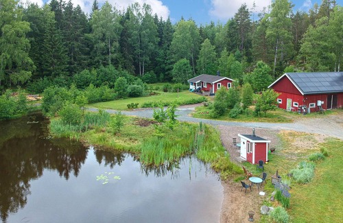 Svenstakan Casa | Alojamiento de 2 habitaciones en Färgelanda