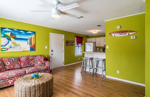 Gulf Shores Villa | 2 dormitorios, al otro lado de la calle de la playa! & ¡Mascota amigable!