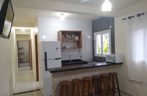 Caraguatatuba Apartamento | Apartamento de 2 dormitorios, amueblado con piscina, cerca de Martim de Sá.