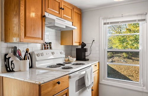 Beverly Apartamento | 2 Bedroom Apartment Downtown Beverly~8 Mins to Salem~King Beds