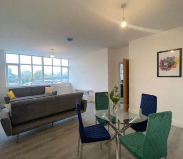 Flitwick Apartamento | 2 Bedroom Apartment - Flitwick - Contractor Friendly - Tourist Ready - Full Kitchen - WiFi - Smart TV - Sofa Bed - FREE Parking - Ideal for Short or Long Stays