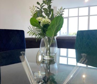 Flitwick Apartamento | 2 Bedroom Apartment - Flitwick - Contractor Friendly - Tourist Ready - Full Kitchen - WiFi - Smart TV - Sofa Bed - FREE Parking - Ideal for Short or Long Stays