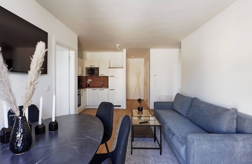 Hirschstetten Apartamento | 2-bedroom apartment in enchanting Wien with WiFi, AC, terrace and grill