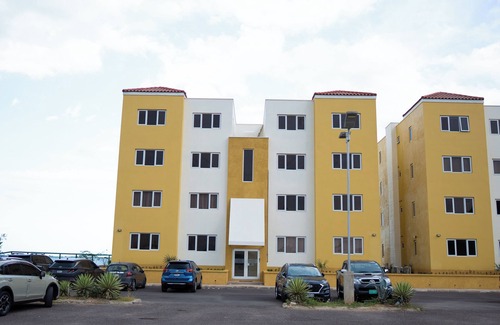Portmore Apartamento | 2-bedroom apartment in enchanting Portmore with WiFi, AC right on the beach side