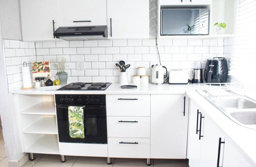 Windhoek West Apartamento | 2-bedroom apartment in charming centrally located for your convenience.