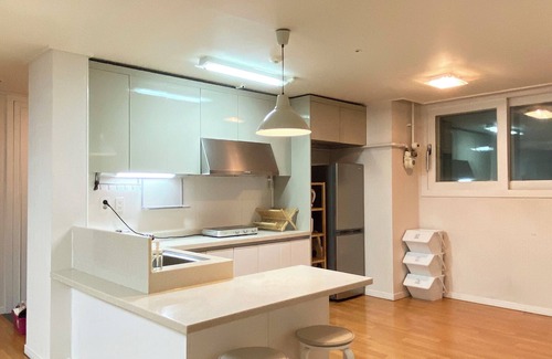Bundang-gu Apartamento | 2 bedroom apartment in West Pangyo. Great for long stays