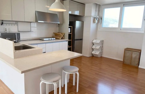 Bundang-gu Apartamento | 2 bedroom apartment in West Pangyo. Great for long stays