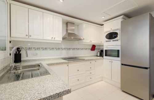Nikki Beach Apartamento | Apartamento de 2 dormitorios al lado de la playa en Elviria, Marbella