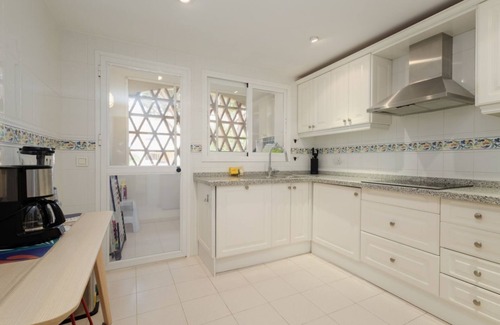 Nikki Beach Apartamento | Apartamento de 2 dormitorios al lado de la playa en Elviria, Marbella