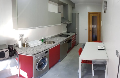 La Corredoria y Ventanielles Apartamento | 2 bedroom apartment with parking and WiFi. Next to the Hospital (HUCA).