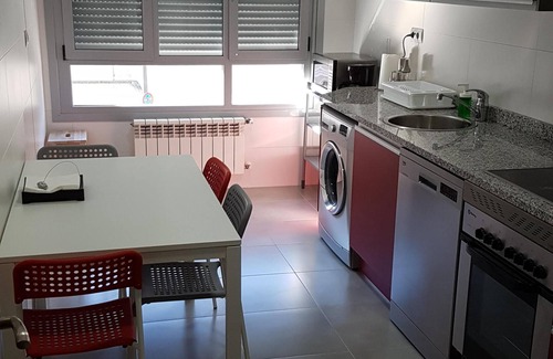 La Corredoria y Ventanielles Apartamento | 2 bedroom apartment with parking and WiFi. Next to the Hospital (HUCA).