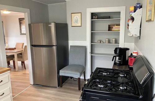 Dover Apartamento | 2-Bedroom Apt Near UNH, Portsmouth! - Parking, Full Kitchen, Free Wine!