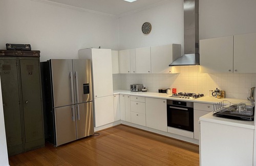 Caulfield South Casa | 2 bedroom Art Deco Light filled Home!