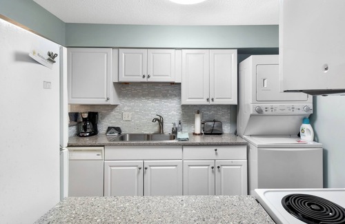 Demere Park Condominio | Beautifully decorated condo, St. Simons Island, 5 minutes to Beach, heated pool