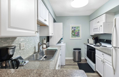 Demere Park Condominio | Beautifully decorated condo, St. Simons Island, 5 minutes to Beach, heated pool
