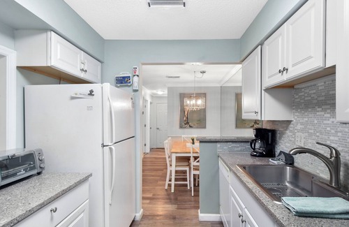 Demere Park Condominio | Beautifully decorated condo, St. Simons Island, 5 minutes to Beach, heated pool