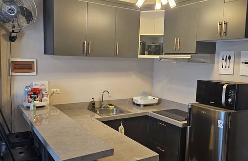 Lahug Apartamento | 2-Bedroom Boutique City Condo - City Center - High Speed Wi-Fi Newly Renovated!