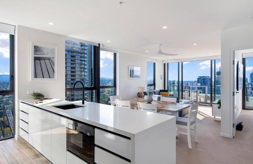 Broadbeach Apartamento | 2 Bedroom Broadbeach Stay – Walk to Beach