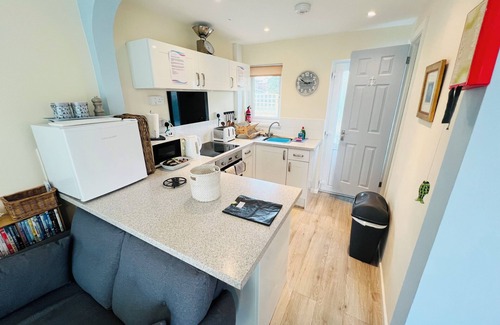 Seaview Casa | 2 Bedroom Bungalow SV58, Seaview, Isle of Wight, Dog Friendly, free wifi