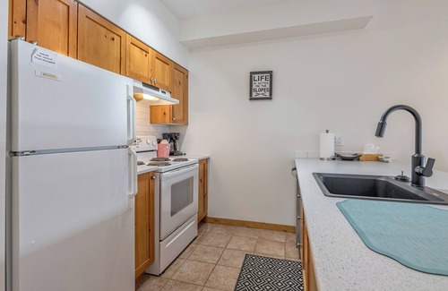 Silver Star Mountain Condominio | 2 bedroom/2 bathroom ground-level, newly renovated, corner condo at Creekside