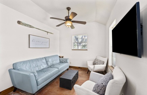 Columbus Otro | 2 bedroom Cabin! Party Barn with games! 5 acers with pond!