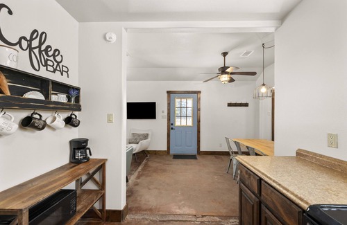 Columbus Otro | 2 bedroom Cabin! Party Barn with games! 5 acers with pond!